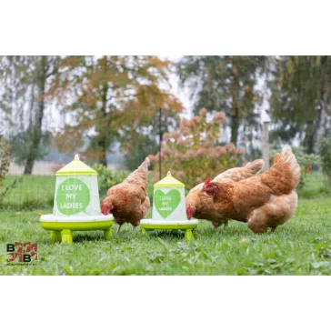 I love my ladies - műanyag baromfi etető lábakkal 2 kg